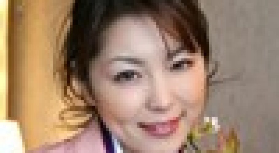 袴姿のゆま先生に抱きつくと、先生の口から予想もしていなかった言葉が  ゆま |美魔女のエロさに誘惑されて
