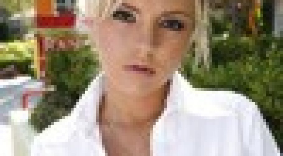 シャツから覗く巨乳の谷間に勉学そっちのけで発情  ブリー  |美魔女のエロさに誘惑されて